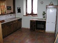 Cuisine traditionnelle en chêne sur mesure. Plusieurs éléments séparés afin de répartir l´espace.<br />
<br />
La configuration est prévue pour accueillir une table au centre de la pièce. dans la loire (42) et en haute-loire (43) Fabrication de cuisine traditionnelle sur mesure par un ébéniste en haute-loire (43)