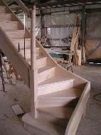 Fabrication et pose d´escalier quart tournant gauche par un menuisier en haute-loire (43)