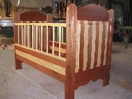 Ce lit en doux mélange de pin et de sapelli représente l´ensemble des créations que je peux vous proposer.<br />
<br />
Du traditionnel au contemporain, la main de l´artisan vous accompagne dans le choix du style. dans la loire (42) et en haute-loire (43) Fabrication de lit de bébé authentiques par un ébéniste en haute-loire (43) à retournac