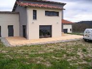 terrasse en meleze ( bois imputrecible) habillant une maison de tout son charme